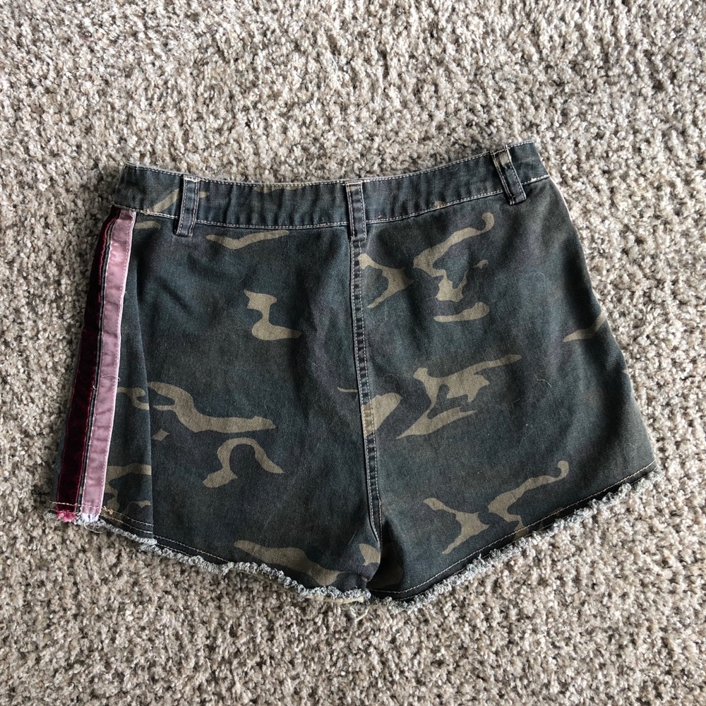 Camo High Rise Shorts - Picture 6 of 7
